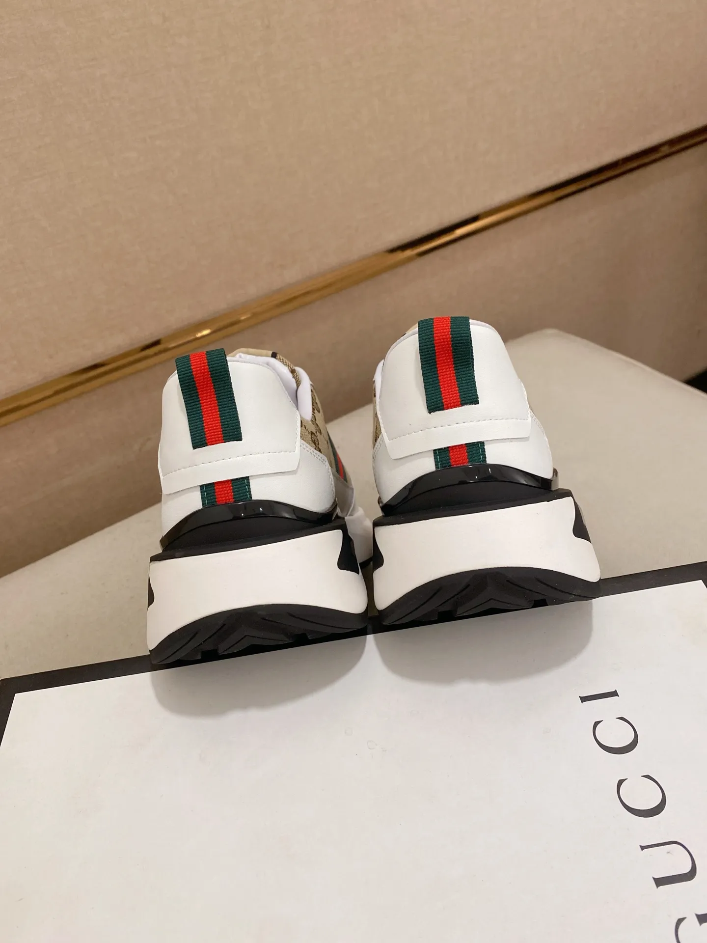 Men's shoes 💰 462💰The new GUCCI (Gucci) counters are launched simultaneously. The new men's shoes, 😘fabrics are selected from imported cowhide, and the lining is sheepskin lining. 👍🏿 High-end ☄️ air-cushion molded anti-slip rubber outsole, exquisite lines, simple and elegant, comfortable and high-end for leisure travel. Code number: 38 to 44 (45 can be customized and cannot be returned or exchanged)